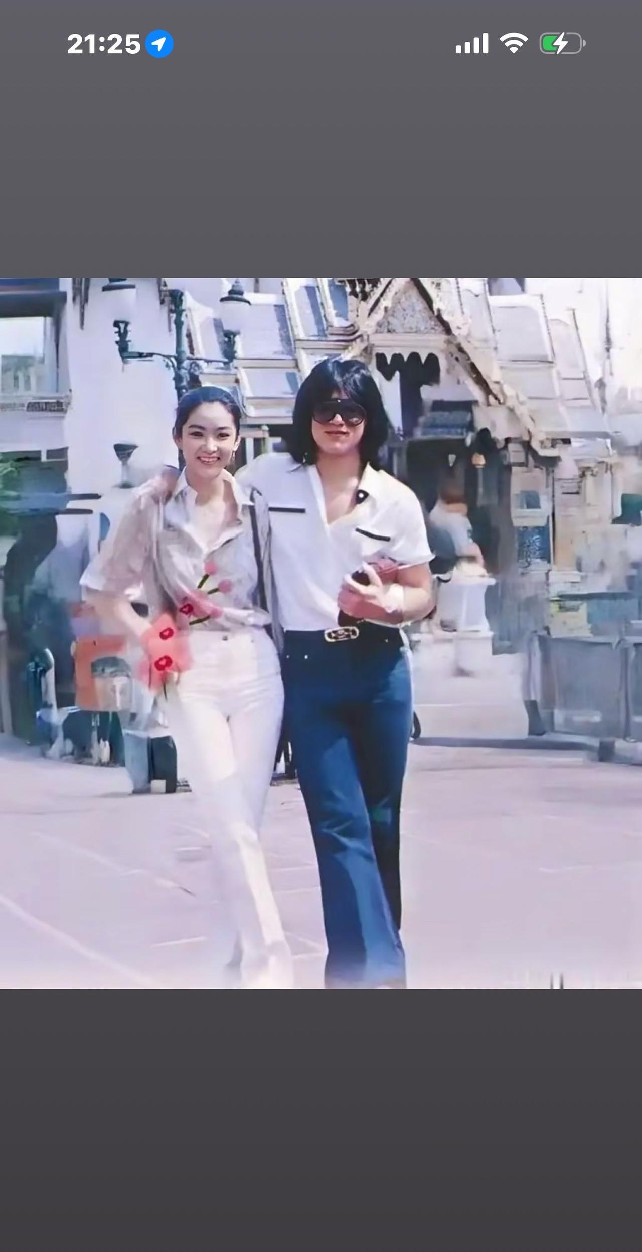 哇，1979年的林青霞和成龙，那时他们25岁，正值美好的青春年华，两人同游泰国，