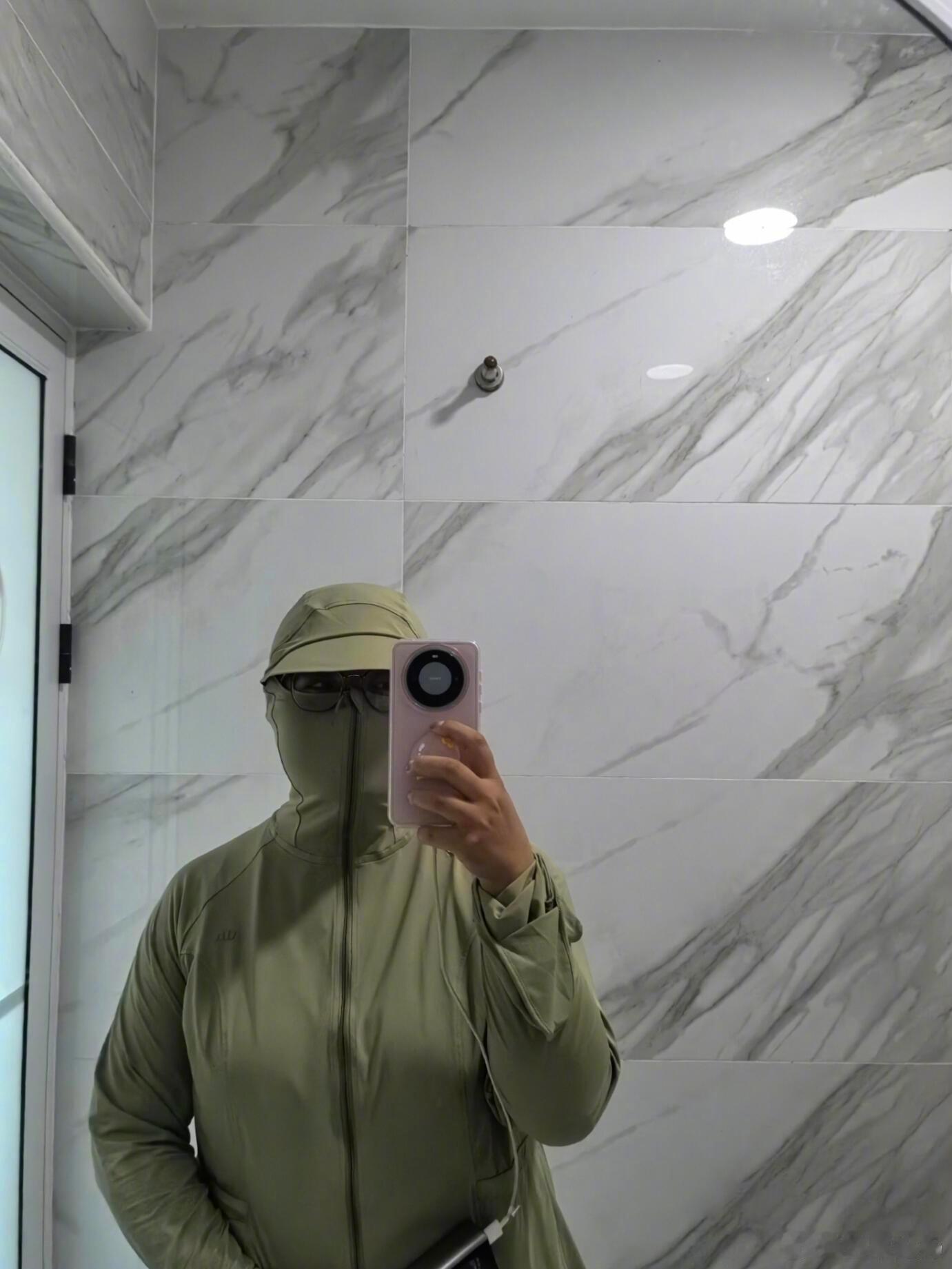 千万不要买绿色的防晒衣一生要强的中国女人之极致防晒，是出门在外真的没有在乎的人了