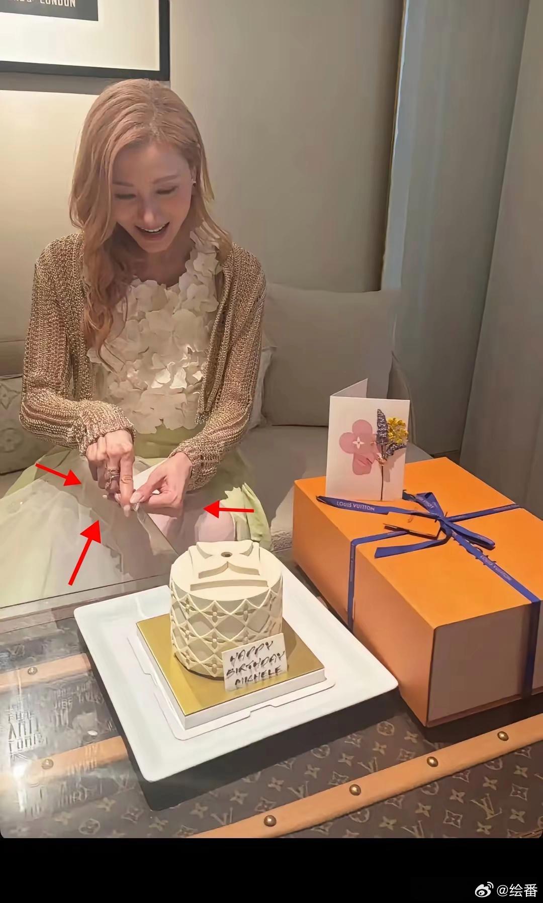 李嘉欣脸看着精致年轻，脖子和双手藏不住真实状态违和感重吗？