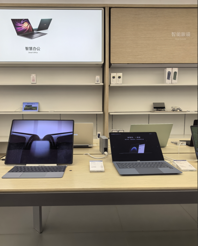 今天去华为店体验了最新发布的鸿蒙MaxPC，包括折叠款。这款两万多的电脑给人的