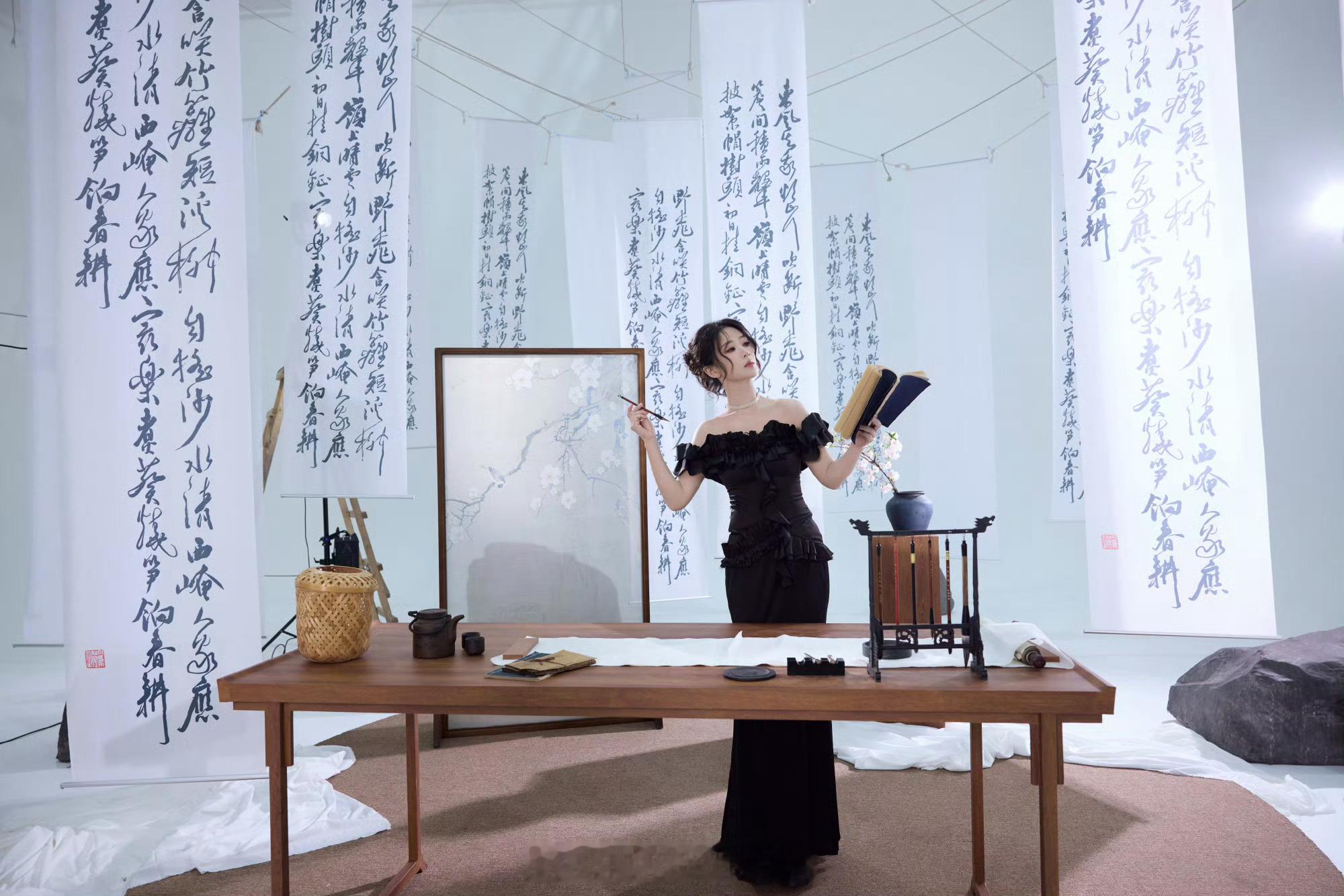 百变杨紫，今天是黑色礼服+小烟熏，好美😍