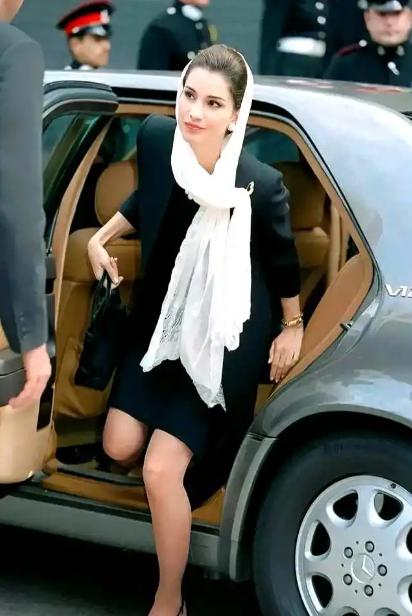 2003年，约旦王后拉尼娅出席一次活动，当她走下小轿车时，这一幕被摄像师抓拍到，