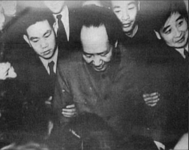 1970年，毛主席刚到天津，却并未在前来接待他的队伍里看到那个熟悉的身影。毛主