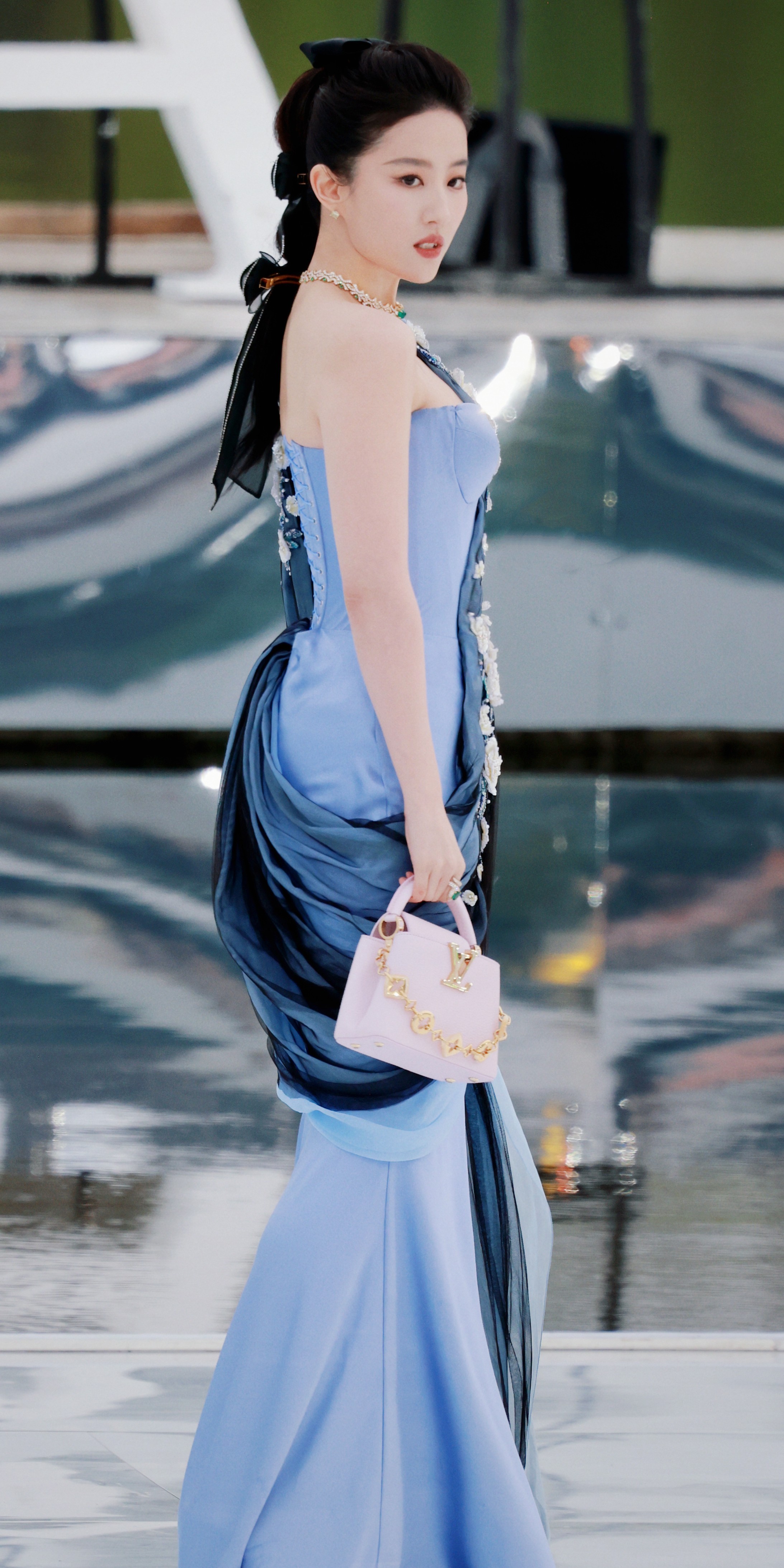 刘亦菲亮相西湖，蓝绸裹身，贵气优雅。刘亦菲