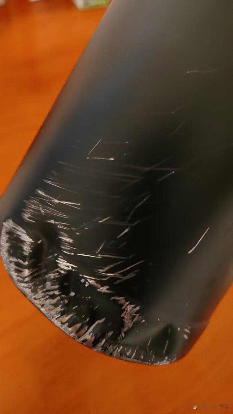 今天早上太郁闷了，我刚下楼，发现我的电动车倒了。我把饭和水杯放一边，去扶电动车。