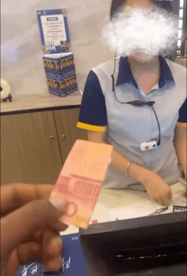 这人算是丢大了！给你打个码盖一层遮羞布吧！某酒店前台，一名黑色外籍男子，拿着