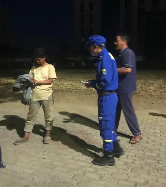 我妈离了4次婚，最后我也离了…这个带着儿子在30多度高温下还穿着棉袄流浪的女人，