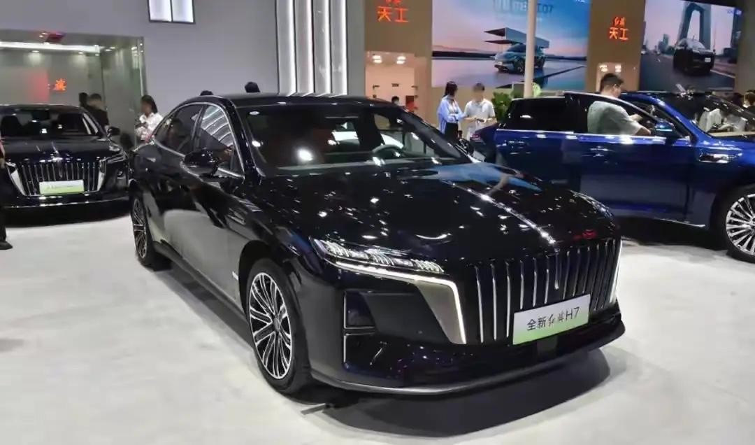 1600多款车，快120个品牌，成都车展这规模够唬人的。可你知道吗，有人去那儿，不是为了看车模，也不