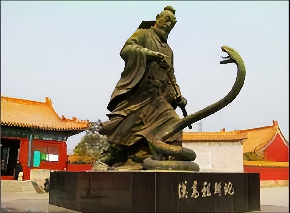 刘邦手起刀落，将拦路白蛇斩成两段。刘邦离开后没多久，一个白发老太太赶来了，她见了