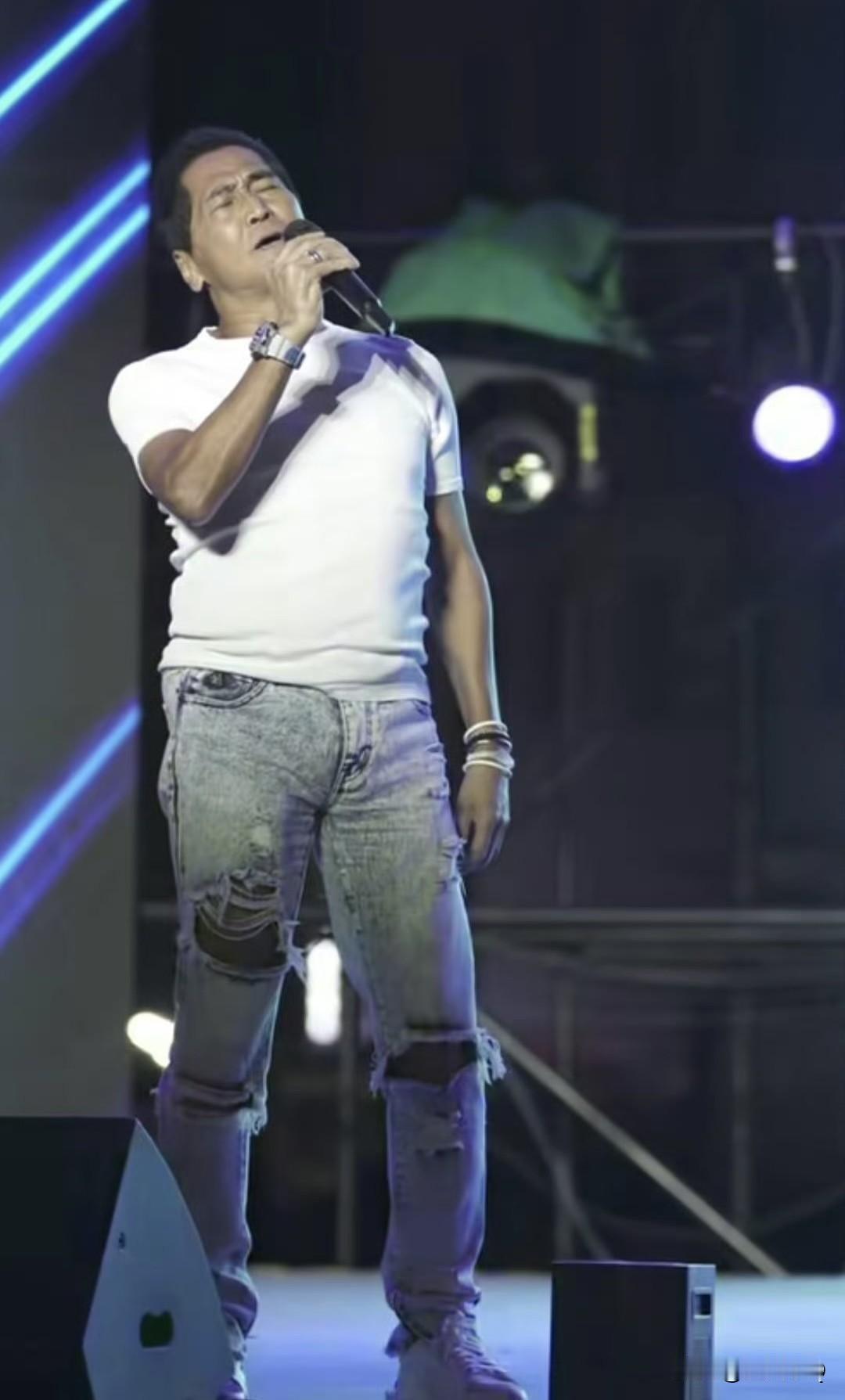 求求齐秦、汪峰还有吴奇隆了，毕竟不差钱，找个好点的造型师吧。如果做不到中年男星的