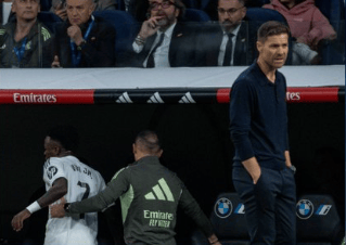 六台: 阿隆索让人告知维尼, 若不从更衣室回来以后将少上场