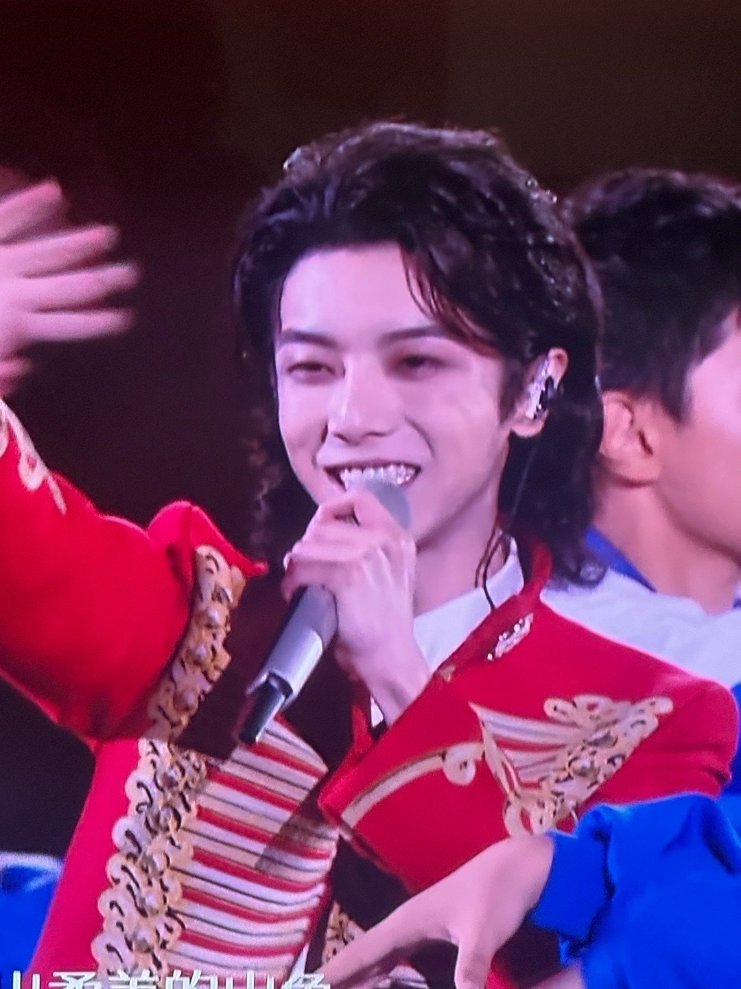 华晨宇日出版向阳而生不管是万人现场的齐声高歌，还是线上的碎片化传播，向阳而生