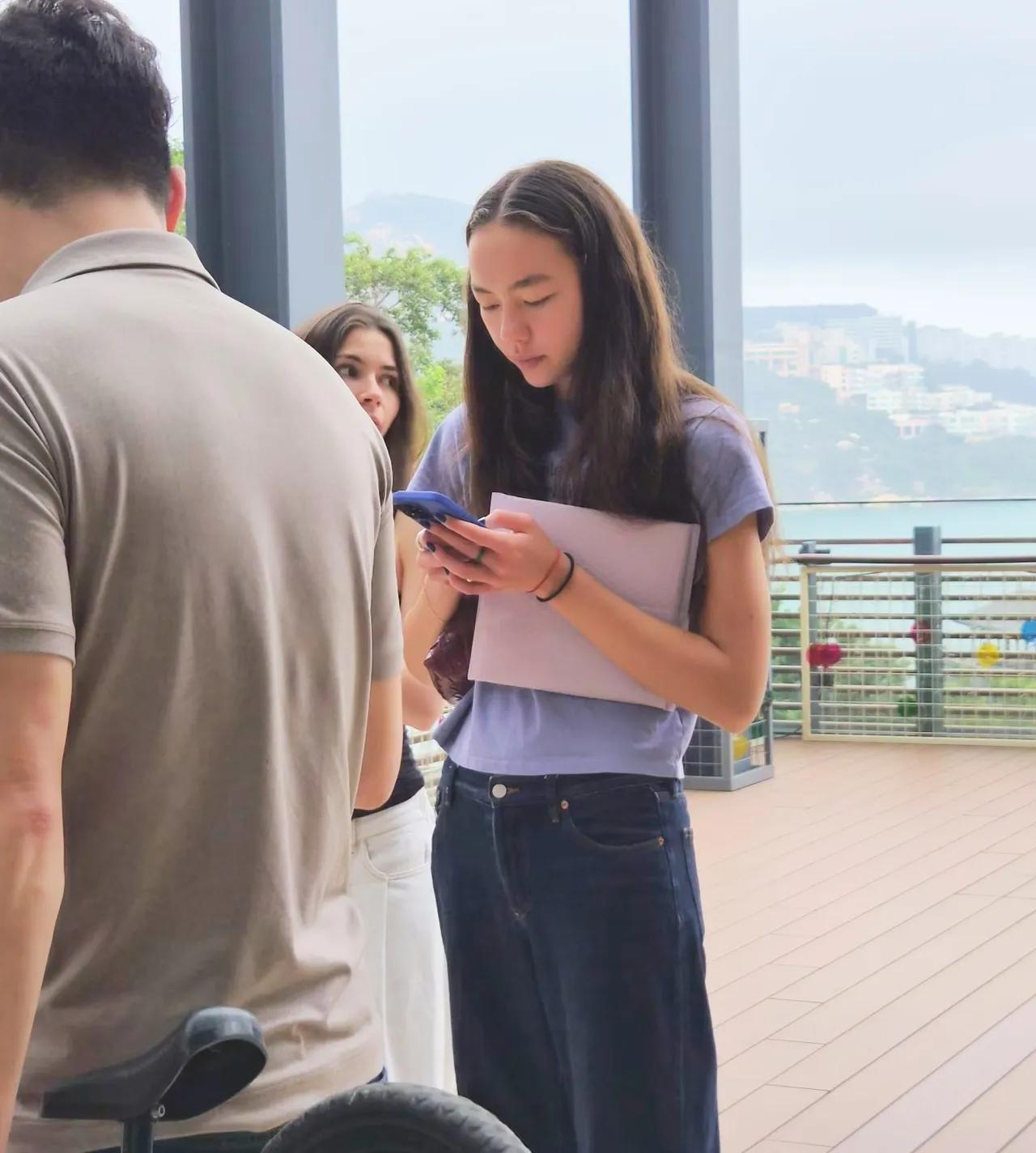 网友偶遇香港偶遇邓文迪小女儿克洛伊·默多克，真是名人走到哪里都被关注，因为邓文迪