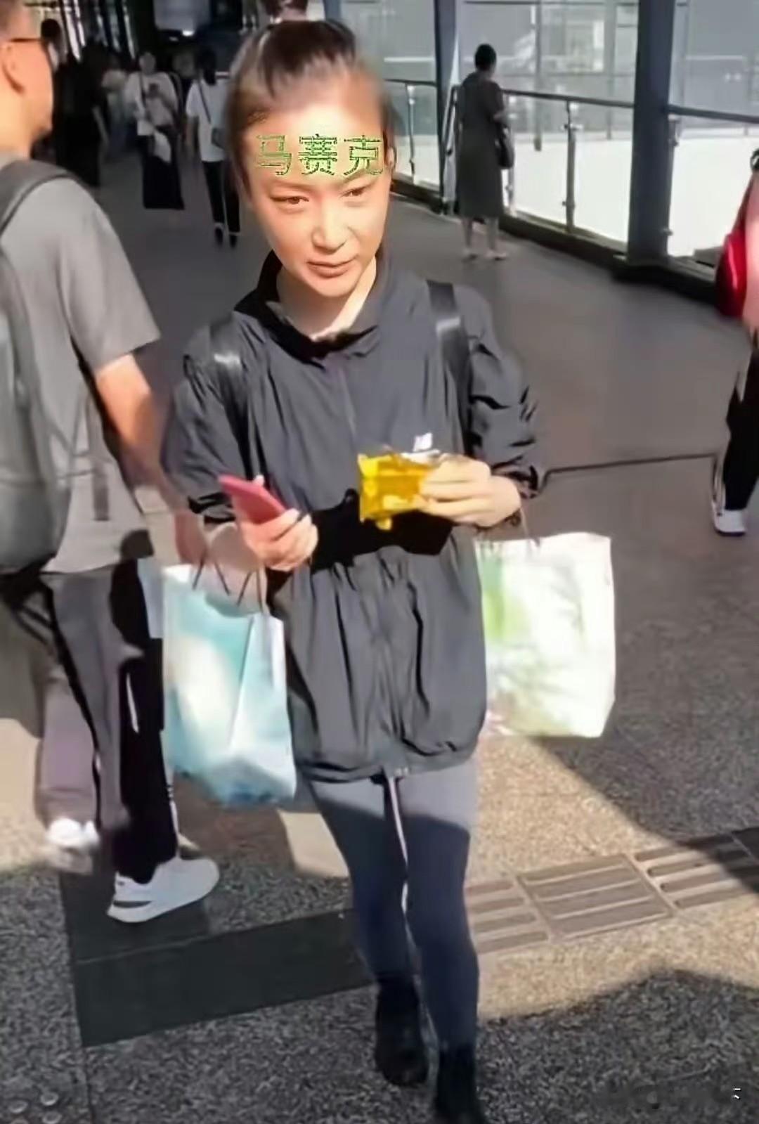 没钱可以不吃啊，几块钱的东西还要逃单，现在被发到网上真是脸都丢尽了，重庆一女的买