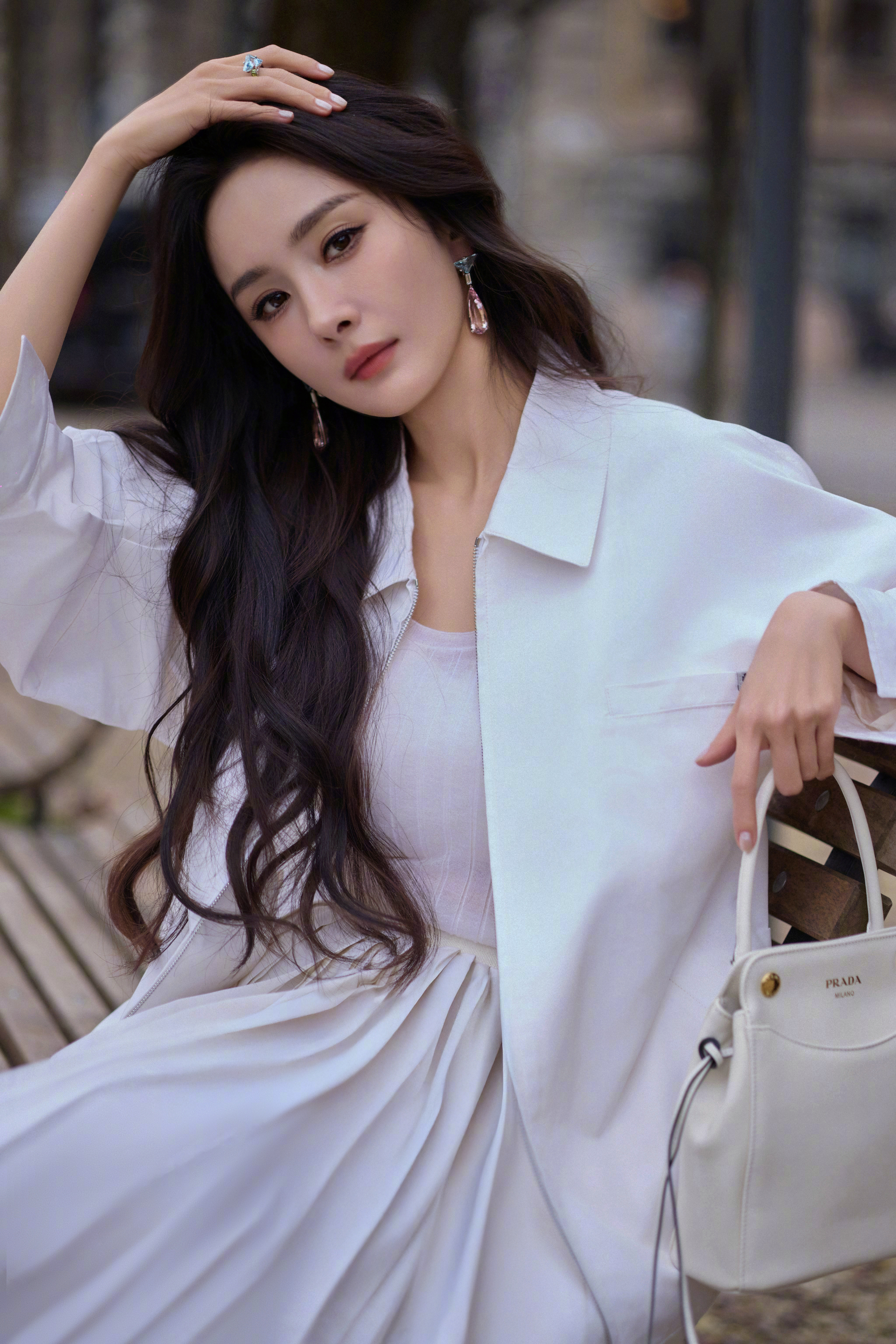 Prada认领杨幂杨幂Prada大秀造型出图：全球首穿超季未发布系列普拉达女王全