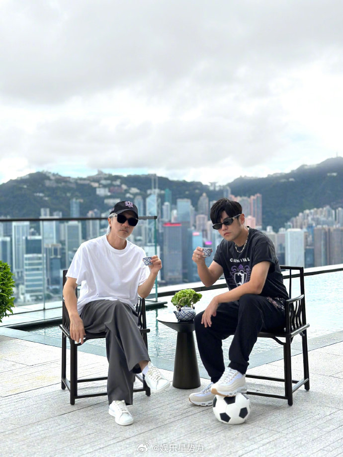 周杰伦周星驰合照周杰伦周星驰双周合体陈震宇分享周杰伦与周星驰在香港的合影，
