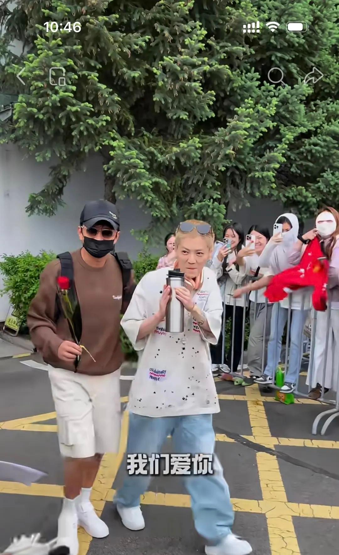鹿晗私下一直这样，驼背体态不好