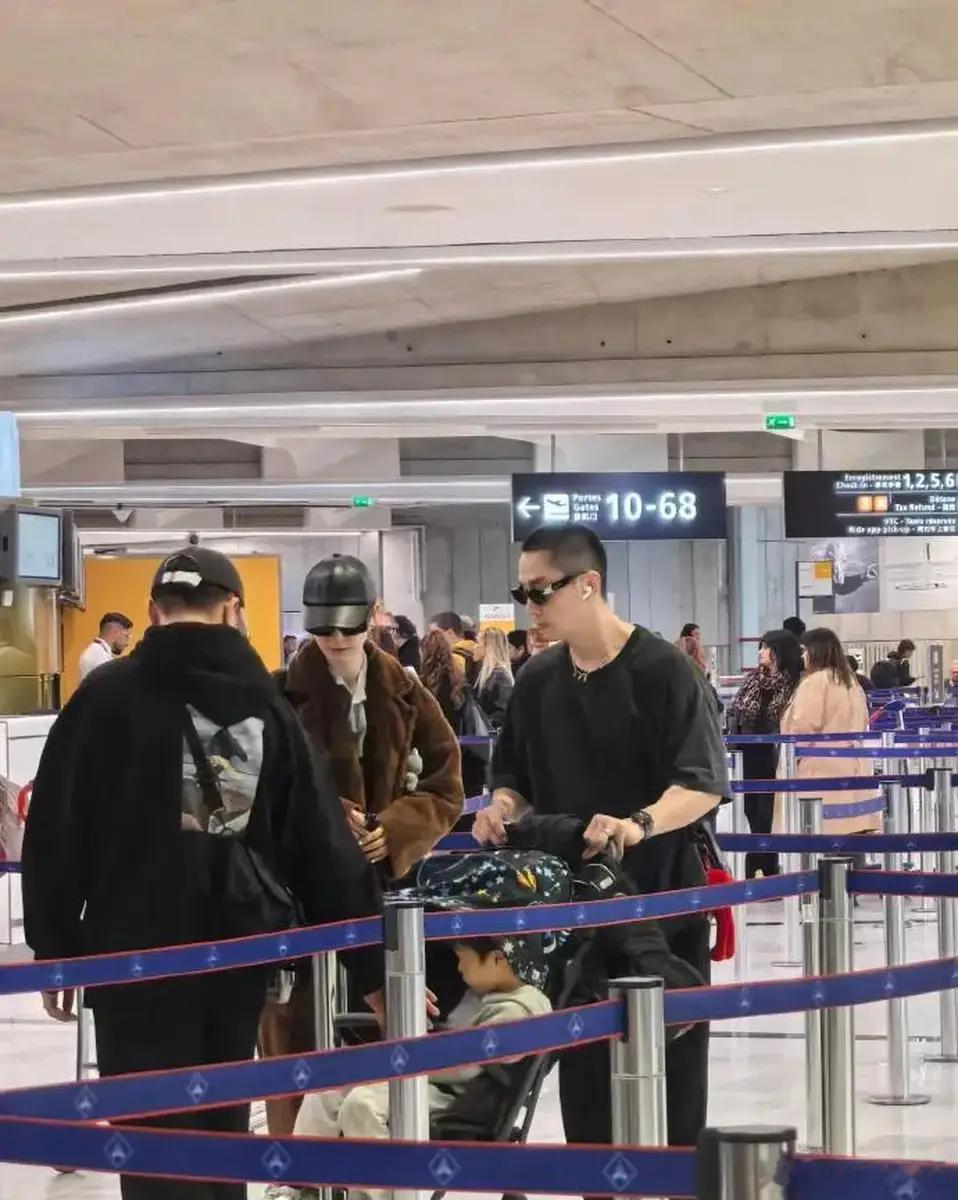 戚薇李承铉一家现身巴黎机场儿子seven坐在推车里很乖巧​​​