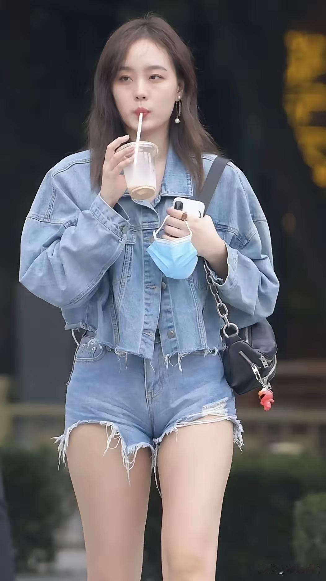 元气少女穿搭指南：牛仔外套+短裤，清新又时尚！