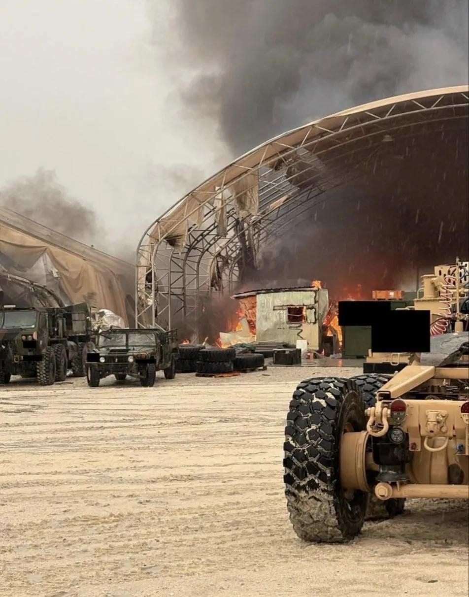 阿联酋境内被伊朗摧毁的“爱国者”防空导弹系统（非AI图）。这还在棚里，表明在维修