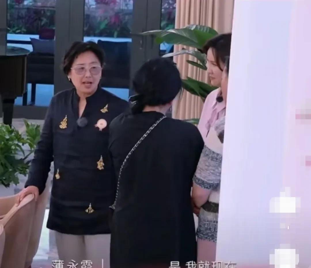 黄圣依的妈妈对李嘉格妈妈说：“我想帮你找一份工作，能够自食其力。帮你长长志气。”
