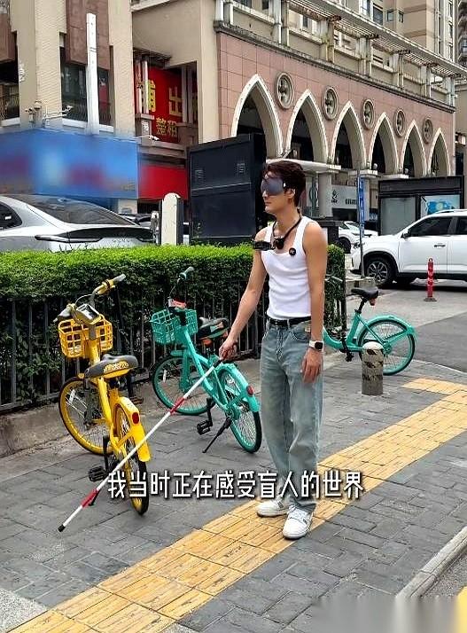 47岁的吴克群在西安街头装盲人体验生活，盲杖突然被一个路人小哥一把抓了过去。这