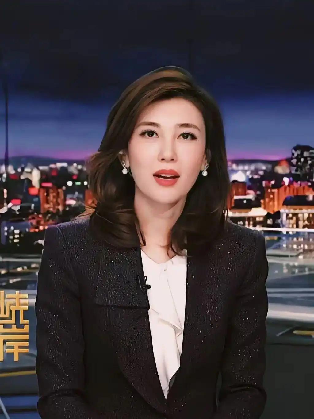 央视主持人中气质出众的很多，李红、王端端、董丽萍、纪萌都特别亮眼。镜头前的她