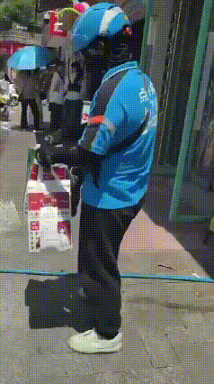 快递小哥彻底崩溃！视频显示，某饿快递小哥，拿着几个快递袋，毫不犹豫地摔碎所有奶