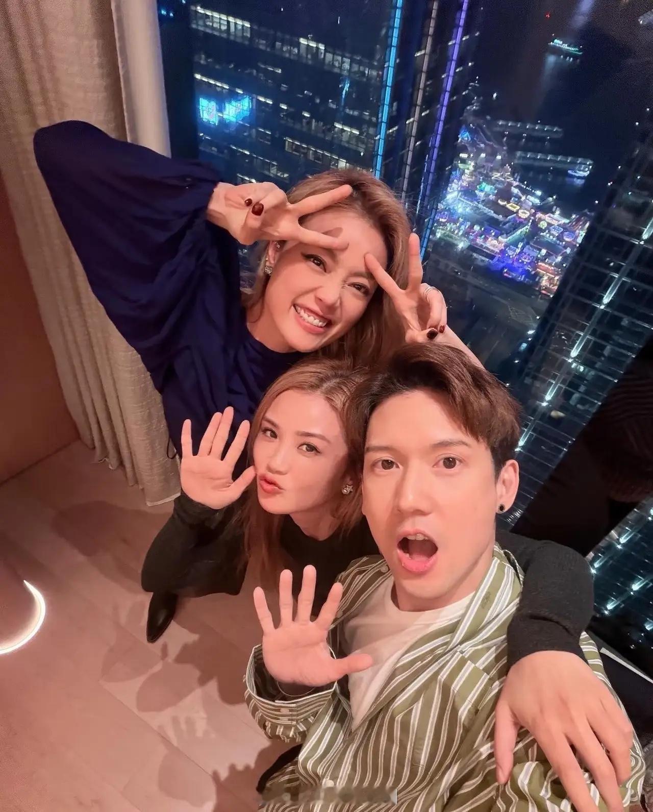 容祖儿和阿sa为关智斌庆祝生日，他居然都45岁了，真的不敢相信！再一次佩服香港人