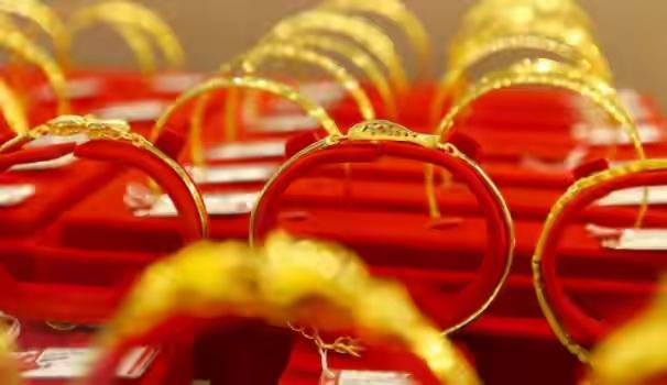 【明年黄金或涨至4800美元/盎司？背后的真相你绝不能忽视】近日，市场上掀起