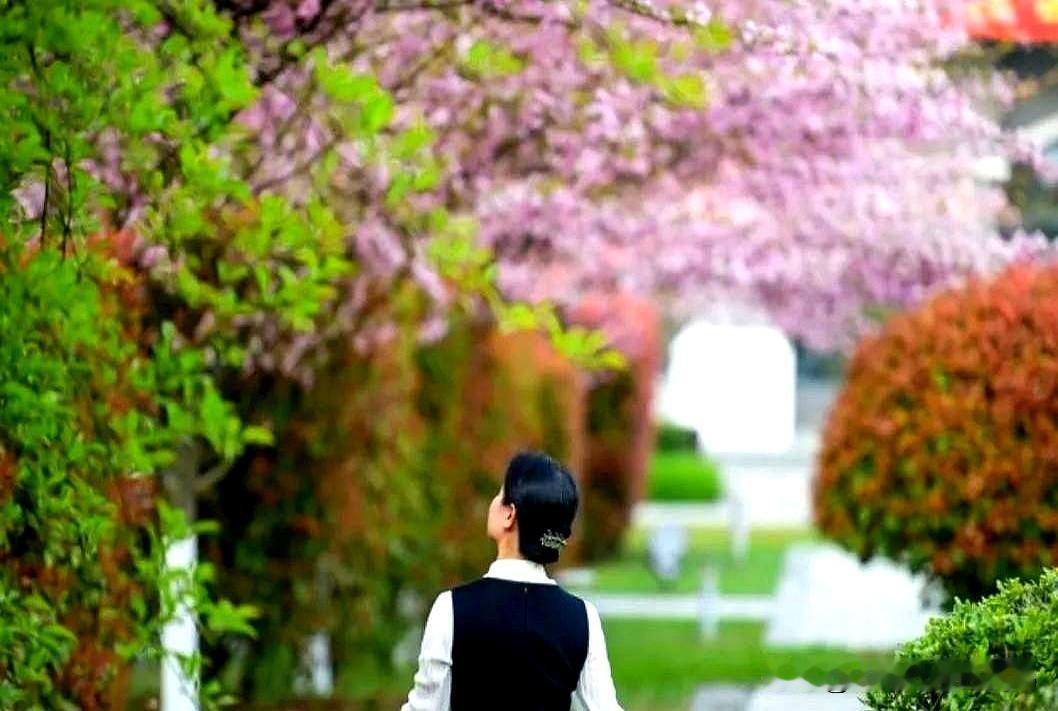 女人到了四五十岁，如果还有男人撩你，那只能说明：和你的长相、身材、穿衣打扮无