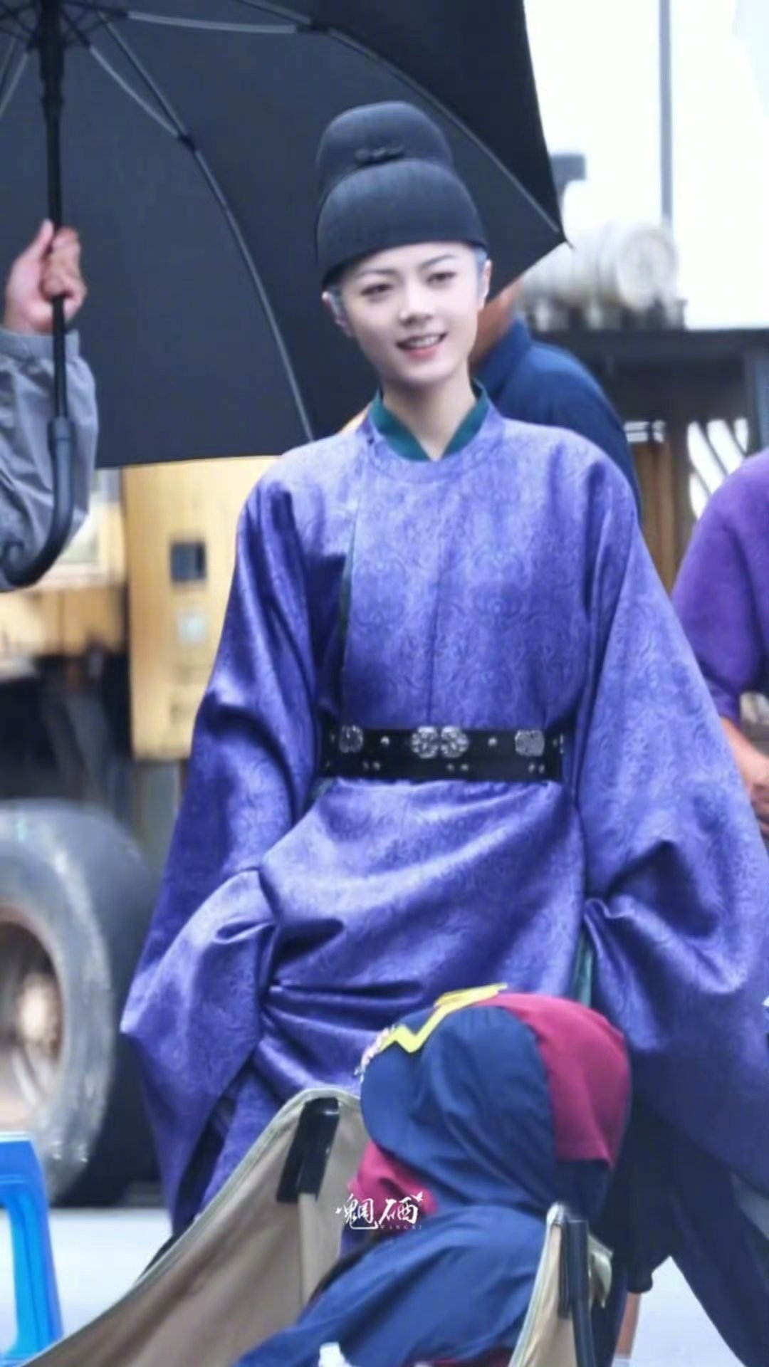 赵今麦白发紫色官服造型赵今麦新路透白发搭配紫色官服，女扮男装少年感直接拉满！清隽