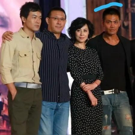 中间的是姜文和刘嘉玲，左右两边的男演员是谁？特别是右边的男演员，很硬汉的感觉。