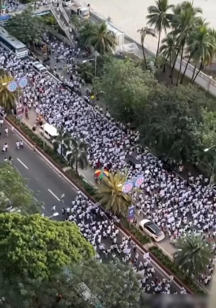 菲律宾首都马尼拉今天彻底炸锅了！杜特尔特支持者挤爆街头导致全城交通瘫痪，装甲车在