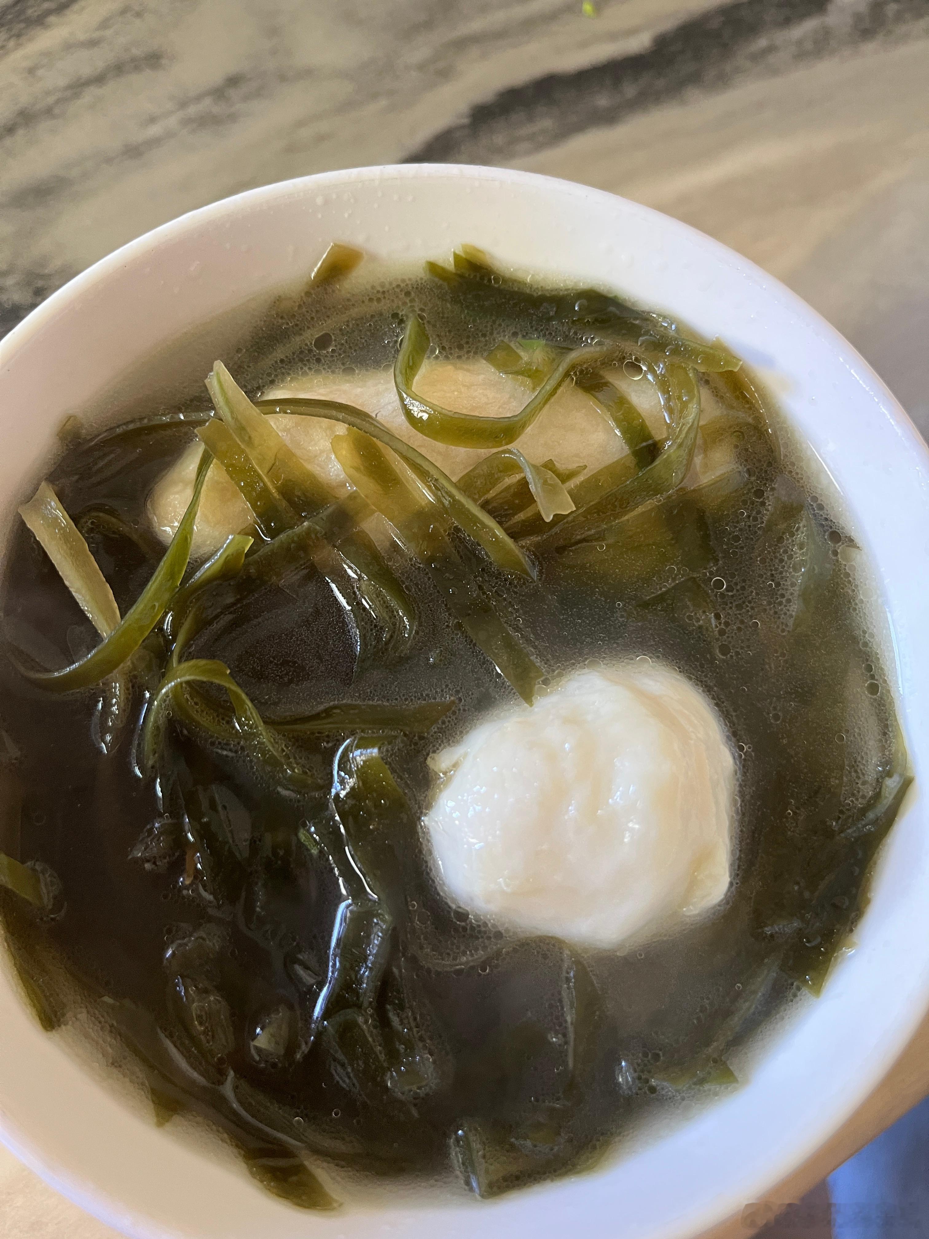 吃饭了，都是我爱吃的，肉丸底下的海带，公公以为妯娌买的是紫菜，怪不得汤都没有水，