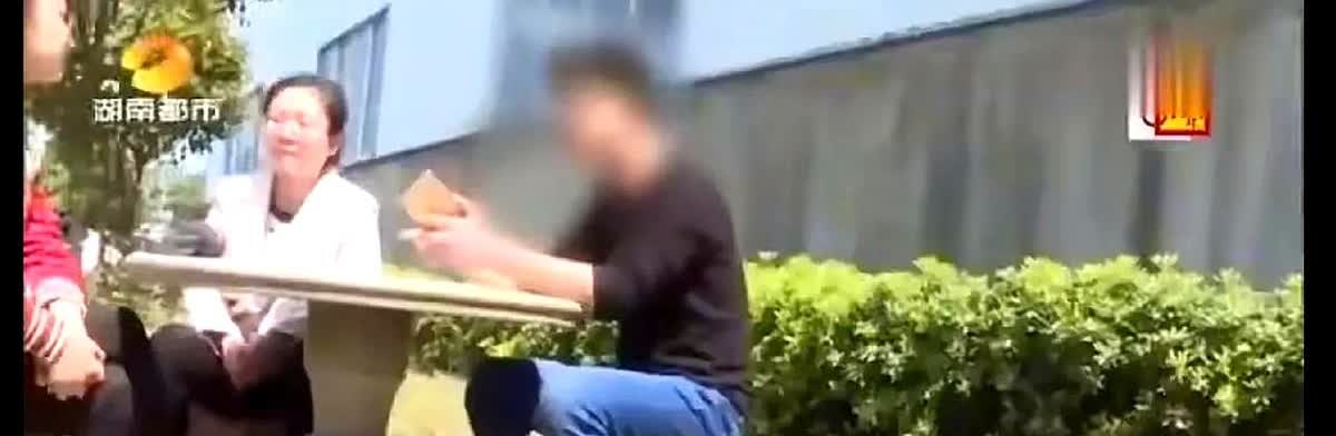 男子下班回家，看到路边一辆车在剧烈晃动，便躲在一旁偷看，结果发现是自己的妻子。