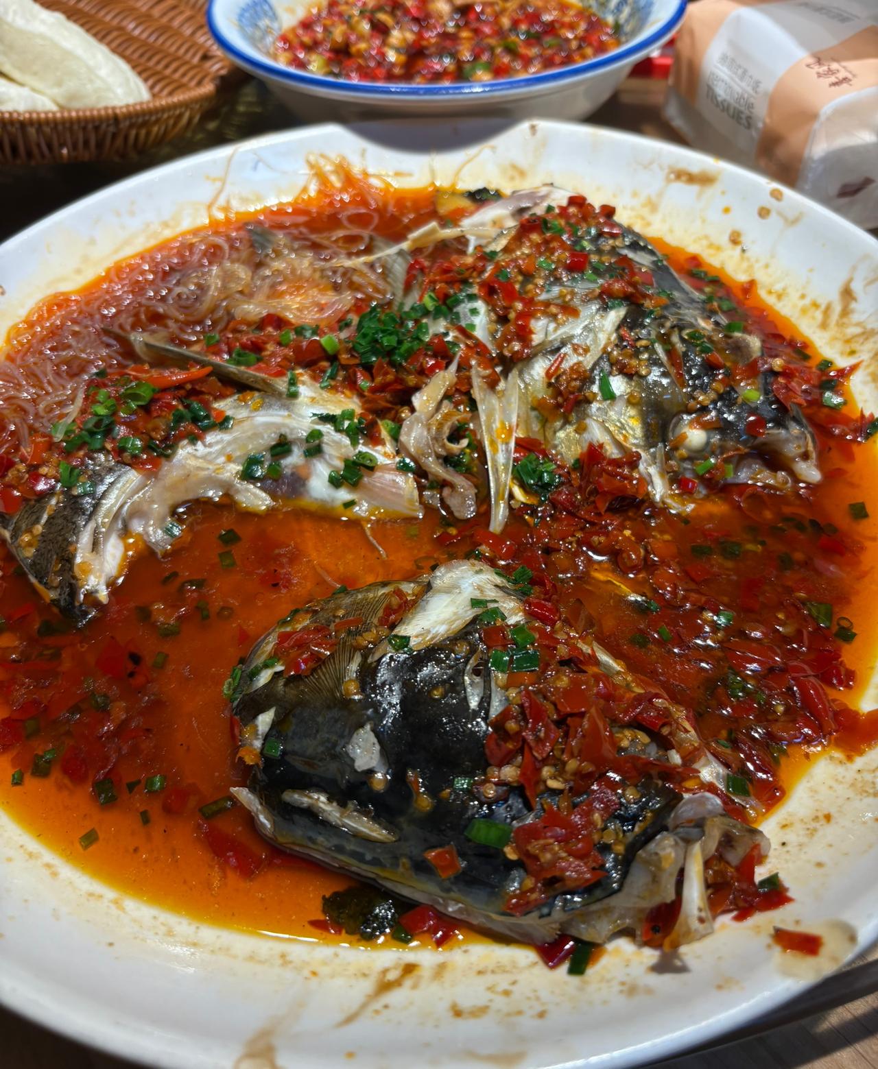 昨天晚上同事请客去你家湘菜馆点了一个剁椒鱼头，我对他说以后尽量少点这道菜，基本上