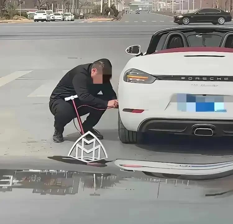 这个身价的老板，还能亲自动手加气，不多见！
