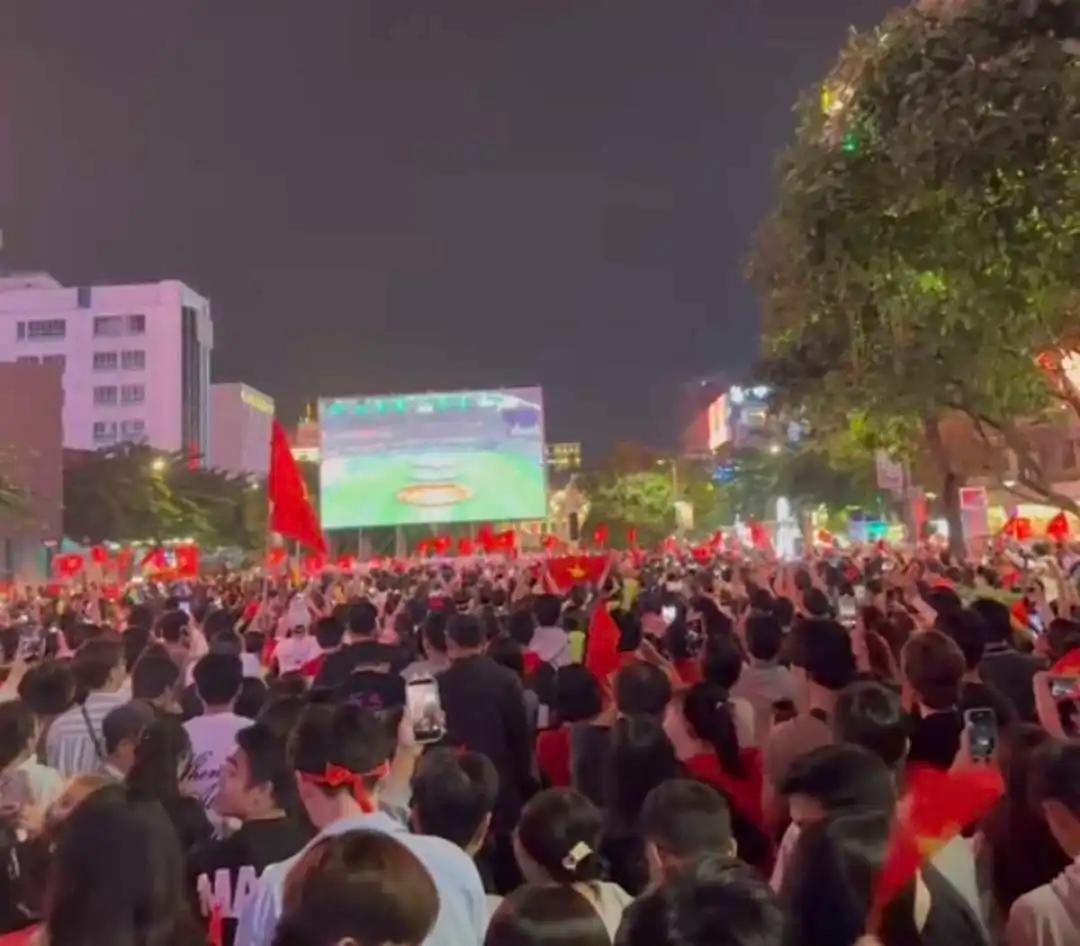 越南街头的足球热浪，反衬出我们一场大胜背后的足球寒冬凌晨，中国队3比0拿下越