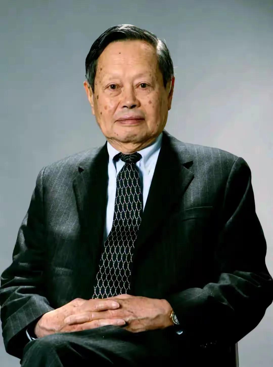 杨振宁的学术成就对现代物理学的发展产生了深远的影响，主要体现在以下几个方面：