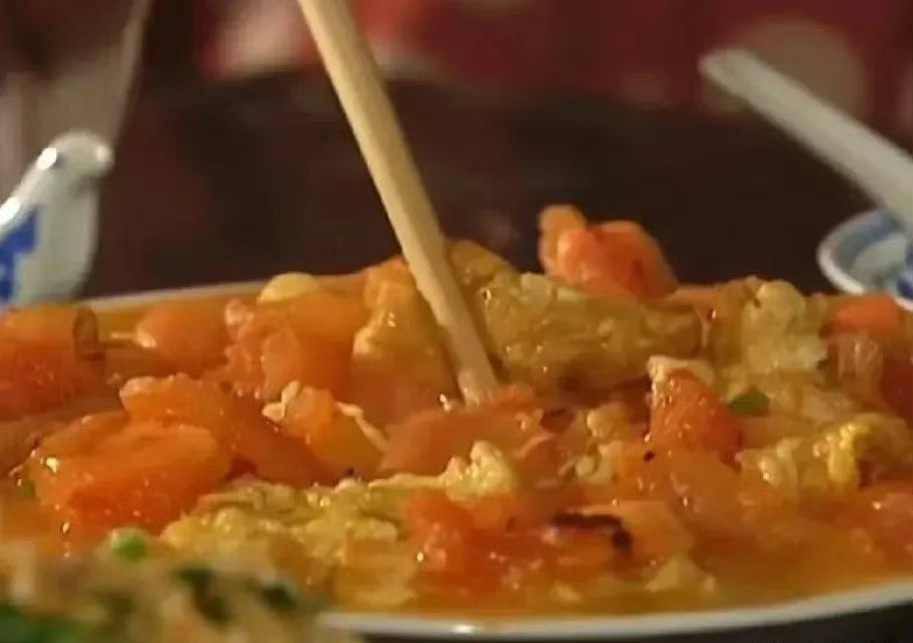 拍摄《还珠格格》时，因缺乏仿真菜，琼瑶坚持全用真菜进行拍摄。