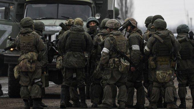 图文：俄军士兵称奉命只携带简陋武器装备从阵亡者身上搜集装备和补给俄罗斯士