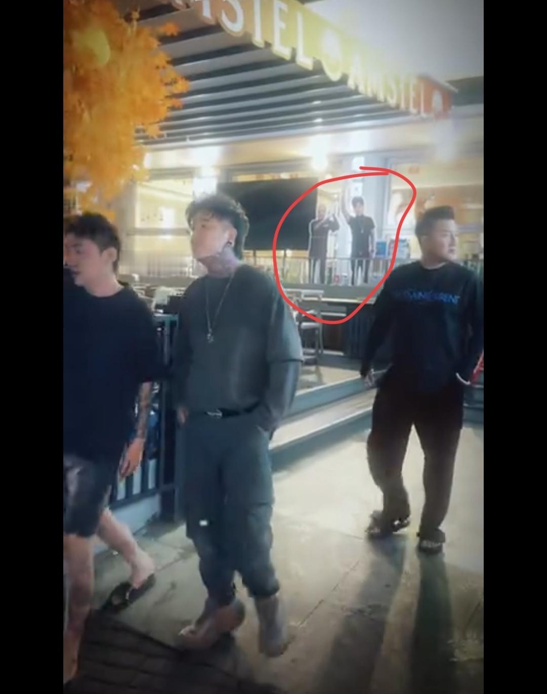 老板太性情了，立牌都给整上了[笑着哭]​​​