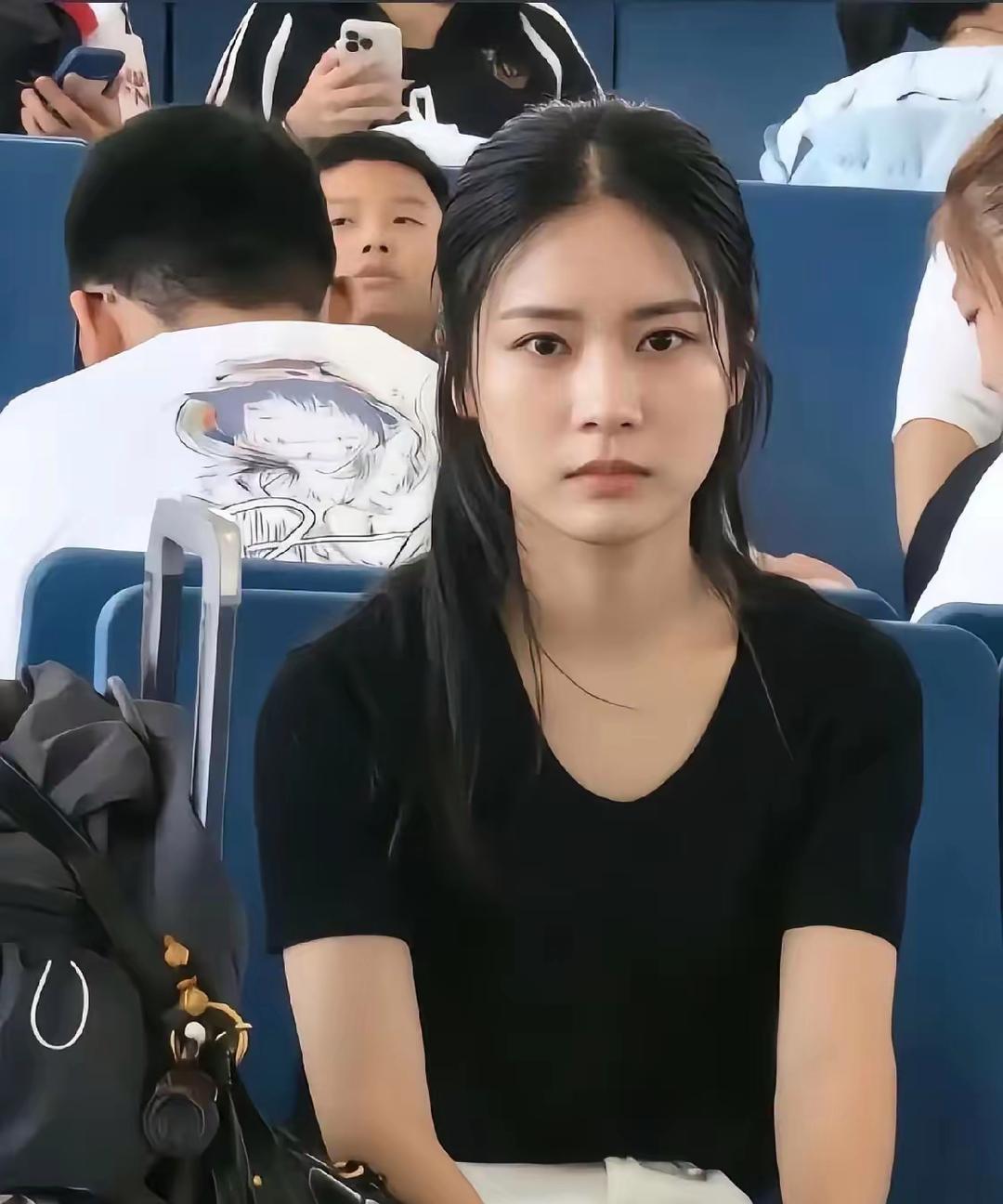 高铁“素衣女孩”火了！她没有美甲，没有项链，没有发染，没有纹身，没有华丽的穿着