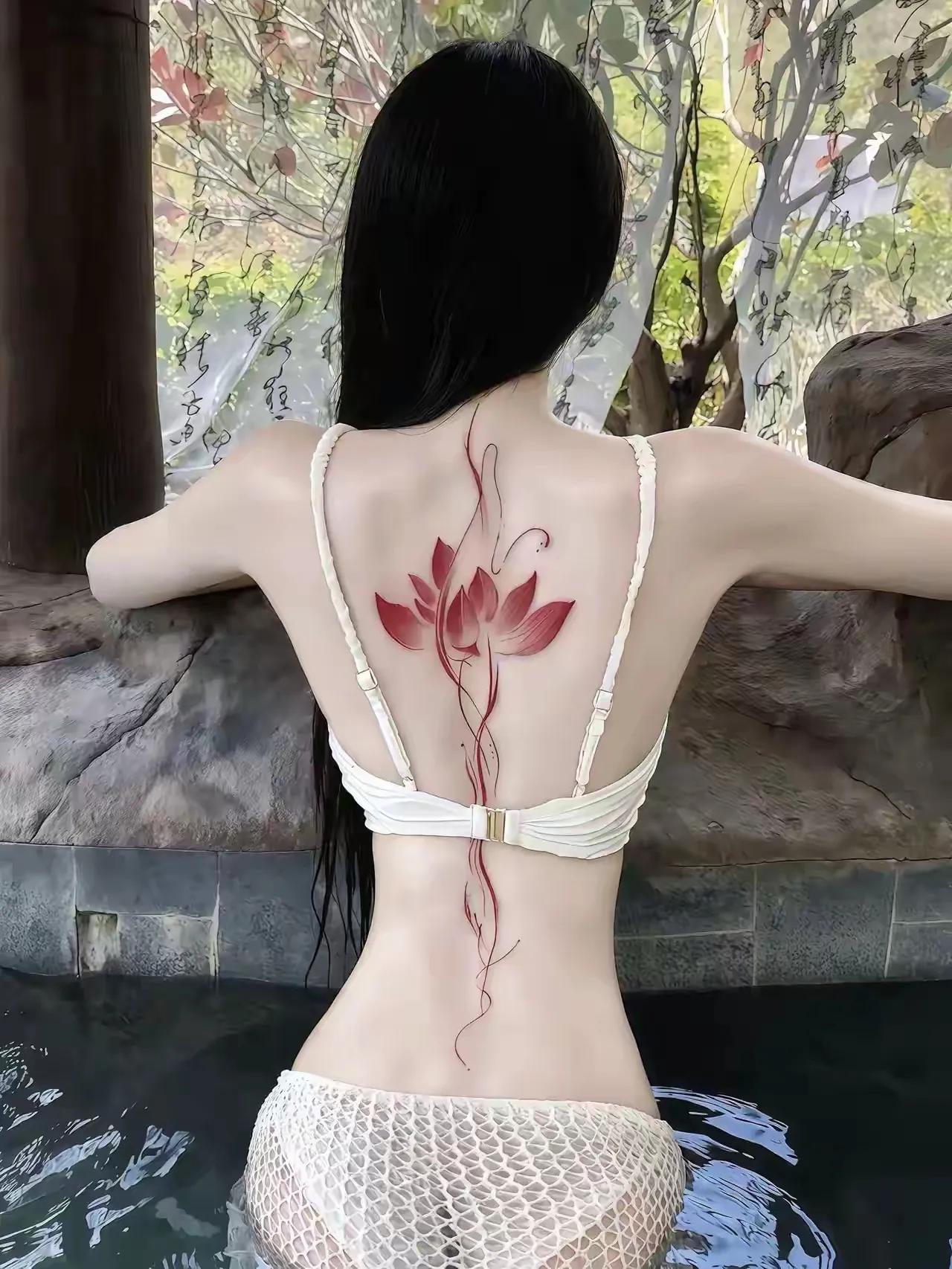 红莲映水影，墨香入梦来。