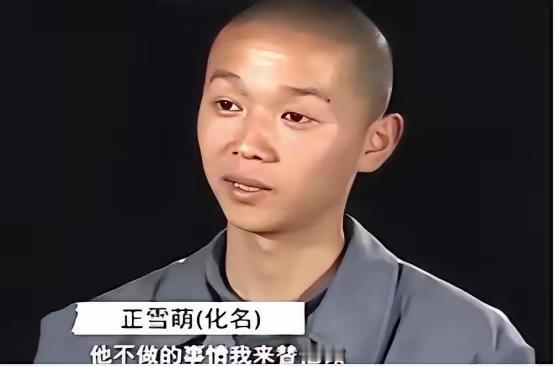 荒唐至极！”2010年，男孩放学回家，撞见母亲依偎在村霸怀中，而父亲则蹲在一旁擦
