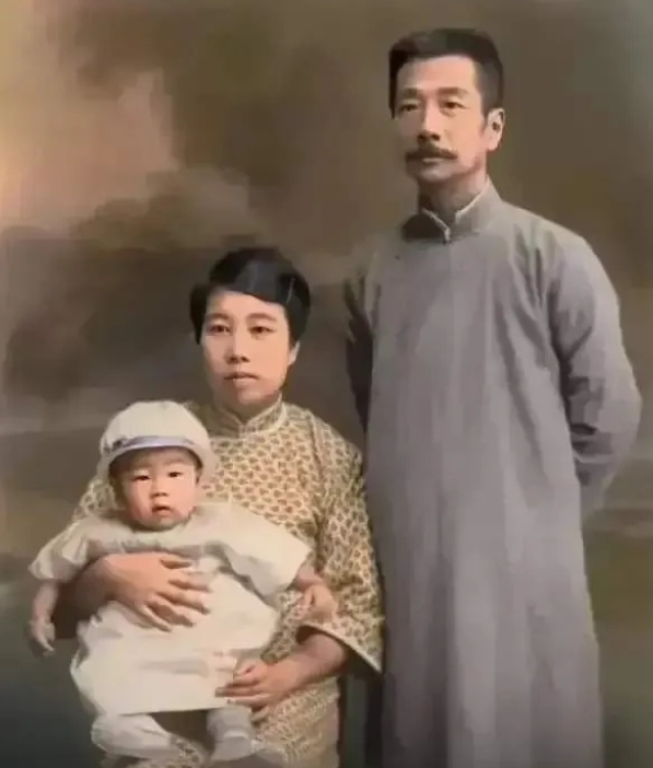有一次，鲁迅母亲问儿媳朱安:“你一个女人，怎么就生不出孩子来？”听了这话，儿媳又