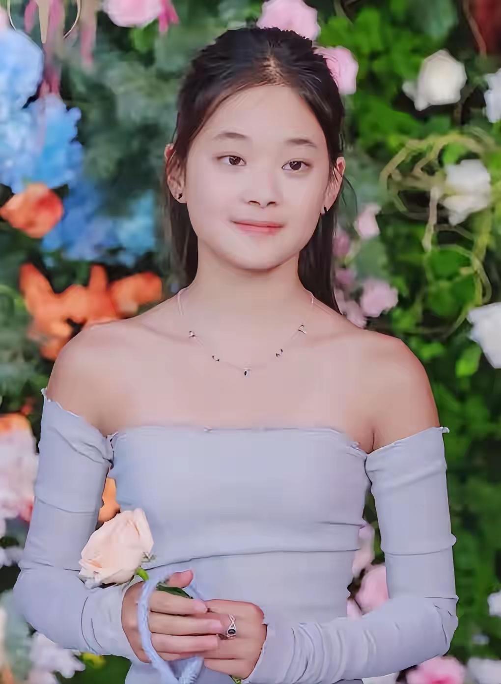 看照片你能想到这个女孩才12岁吗？原来她是著名演员梅婷的女儿，这次她也走百花