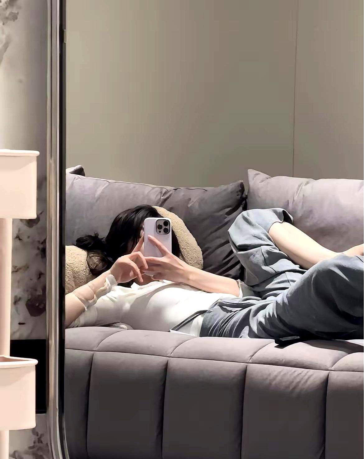 周三中午，儿子匆匆回家翻抽屉，瞥见客厅空调，脸沉下来，丢句“这月电费三百多”，门