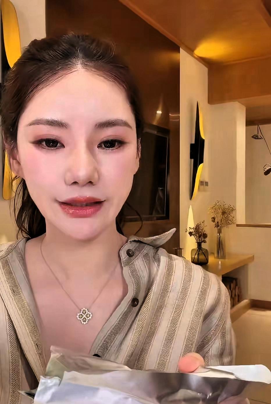 她自己说了，现在就在北京住着，不住台湾的，大家以前老是猜错，她想把形象弄好，让大